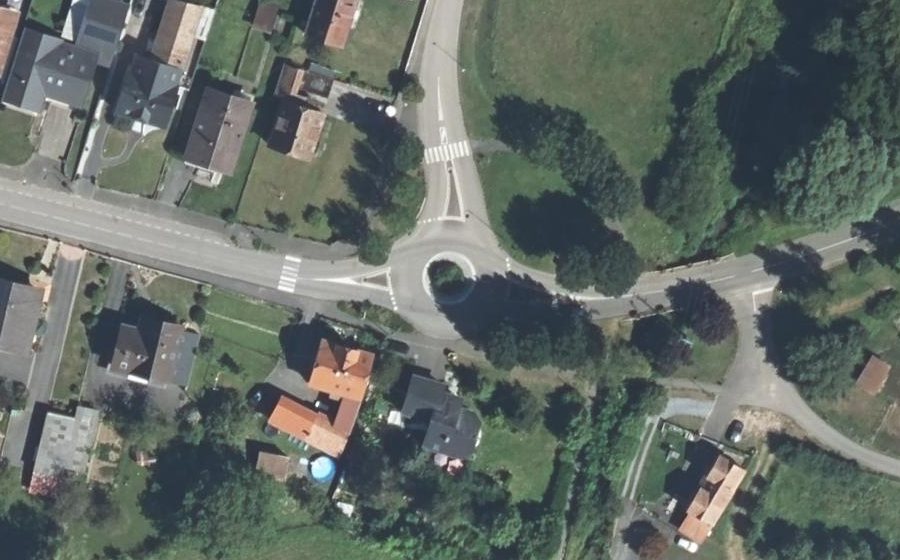 Vue aérienne du Rond-point anonyme n°54717132