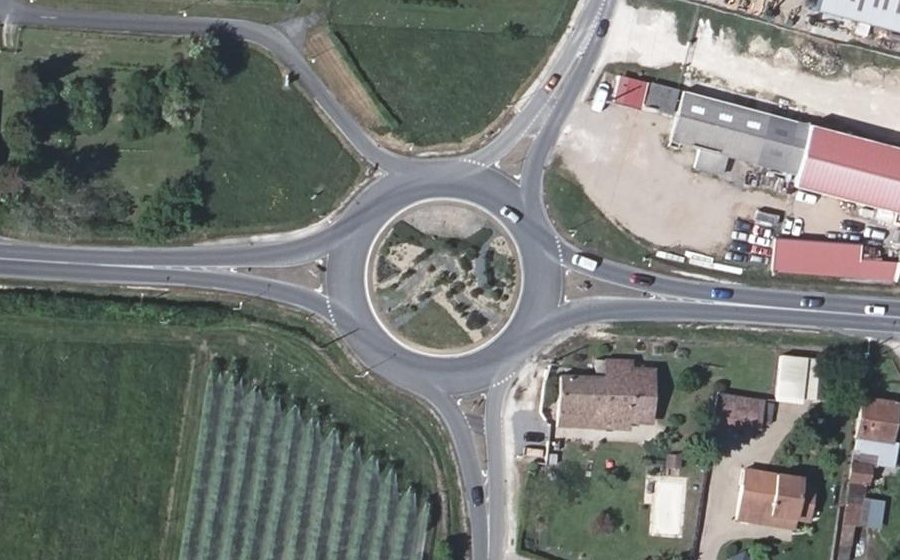 Vue aérienne du Rond-point anonyme n°54725638
