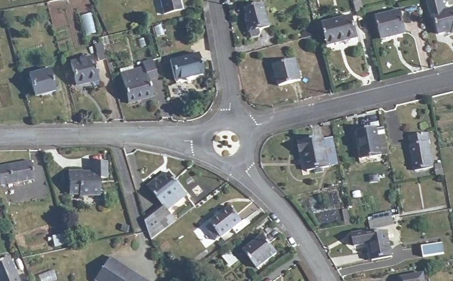 Vue aérienne du Rond-point anonyme n°547288630