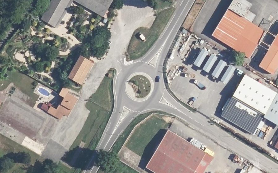 Vue aérienne du Rond-point anonyme n°547503554