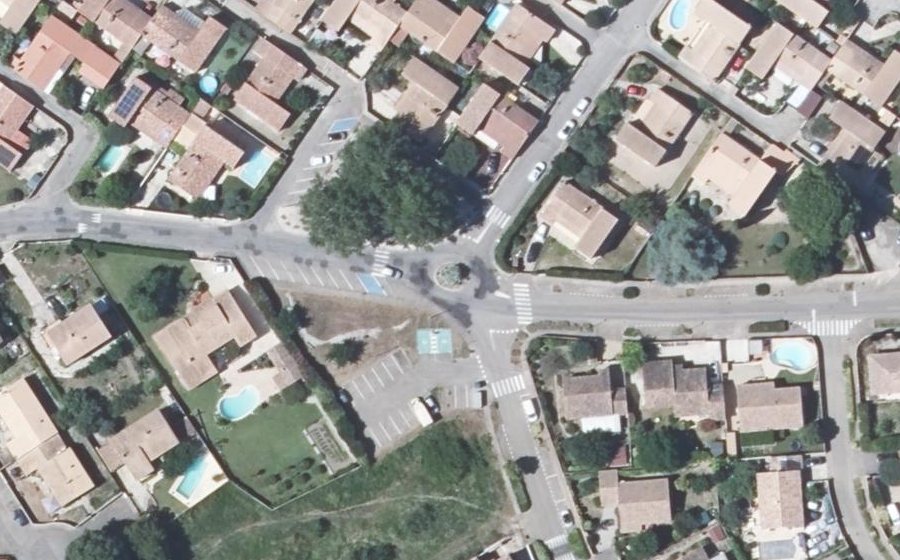 Vue aérienne du Rond-point anonyme n°547874049