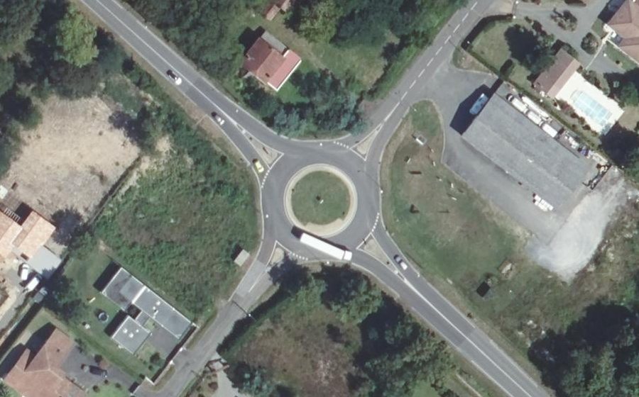 Vue aérienne du Rond-point anonyme n°548171535