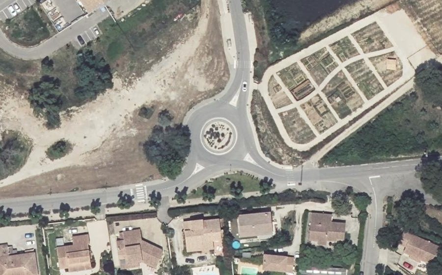 Vue aérienne du Rond-point anonyme n°548183954