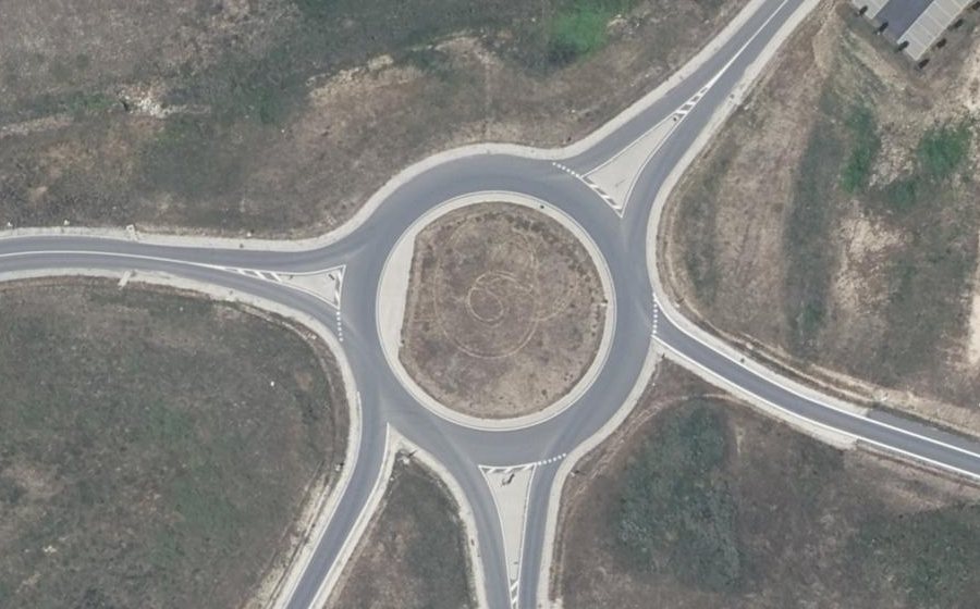 Vue aérienne du Rond-point anonyme n°548330391