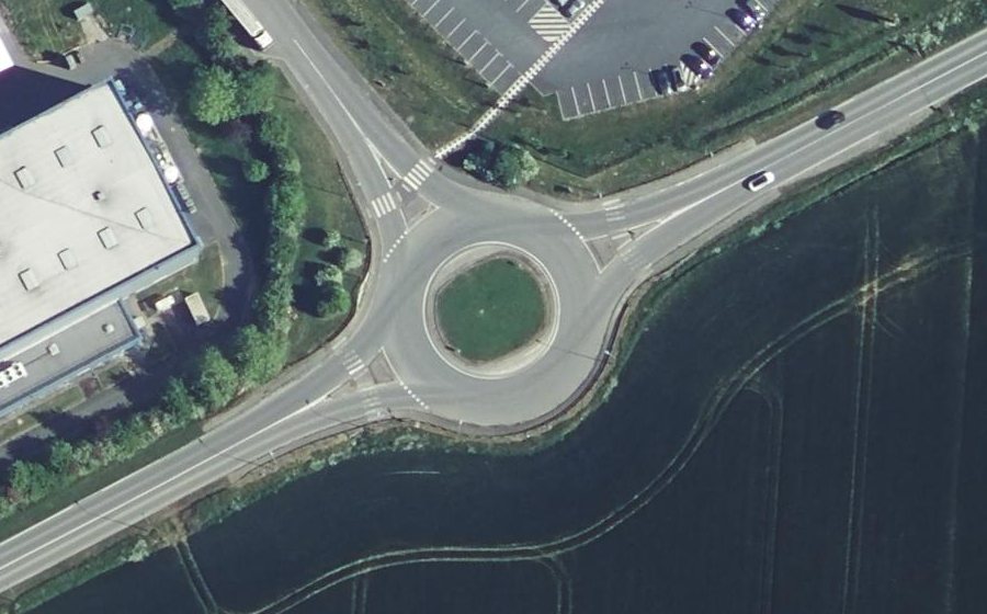 Vue aérienne du Rond-point anonyme n°548502243