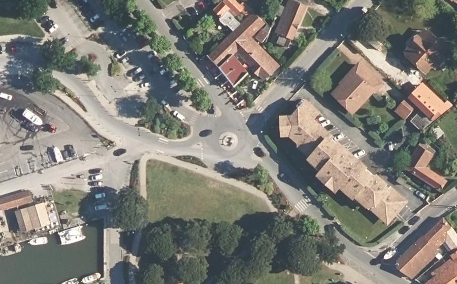 Vue aérienne du Rond-point anonyme n°548567461