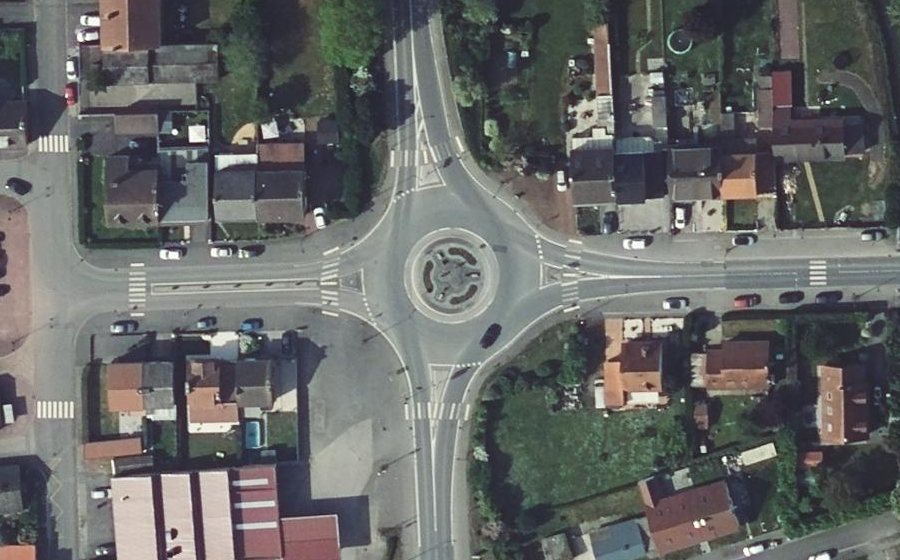 Vue aérienne du Rond-point anonyme n°548587386