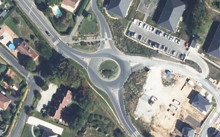 Vue aérienne du Rond-point anonyme n°548860111