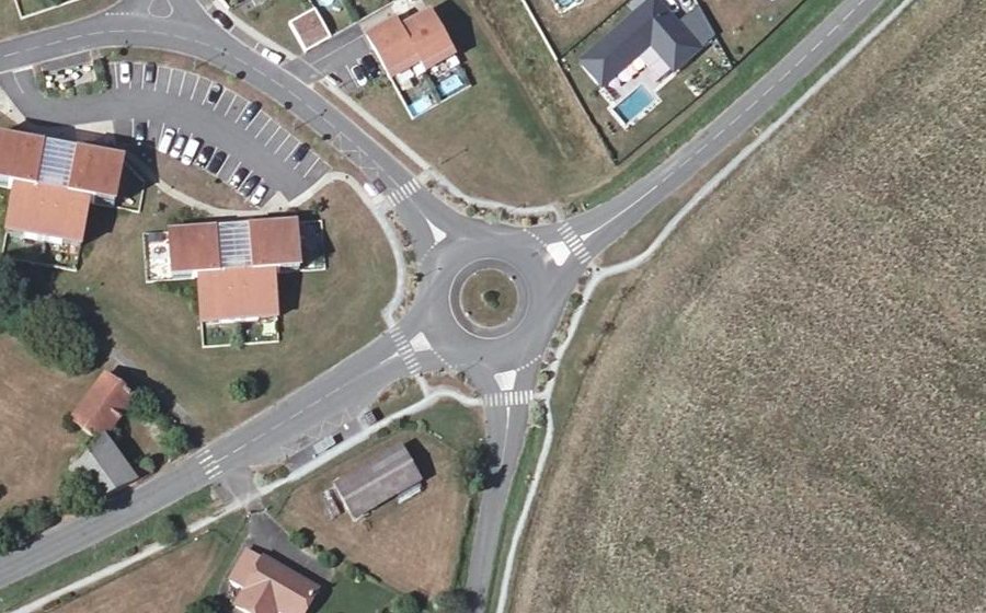 Vue aérienne du Rond-point anonyme n°548864758