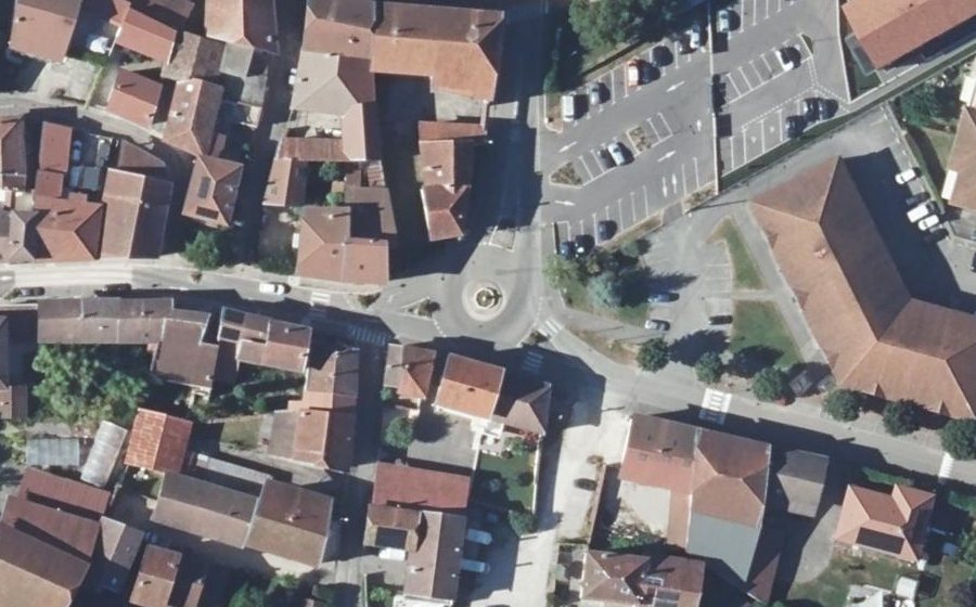Vue aérienne du Rond-point anonyme n°54893668