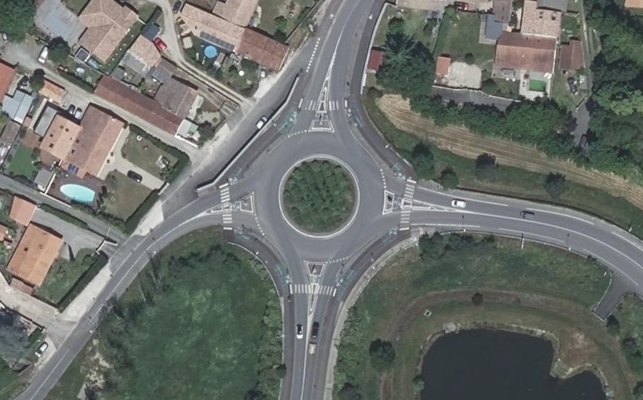 Vue aérienne du Rond-point anonyme n°54896408