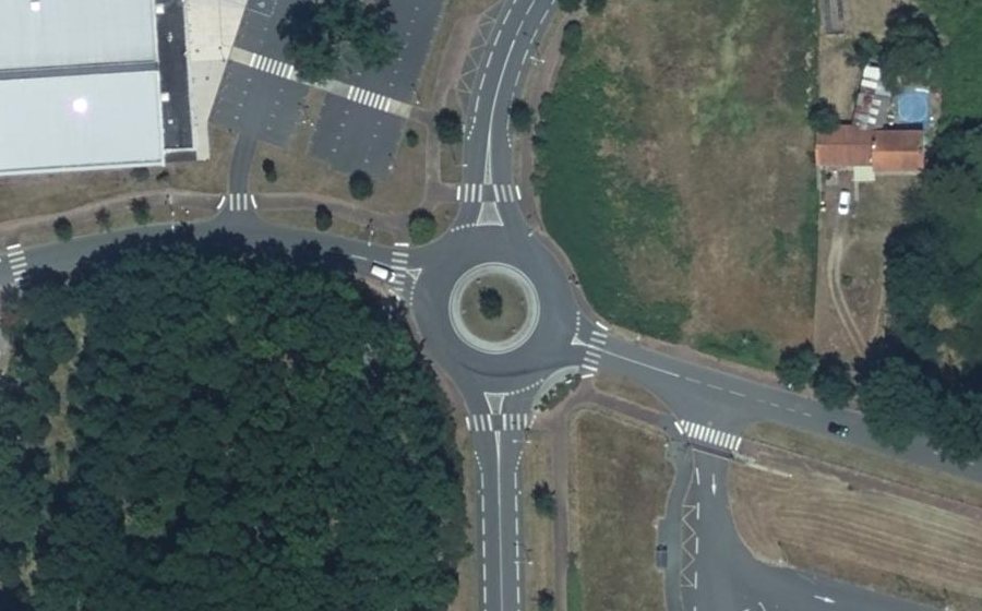 Vue aérienne du Rond-point anonyme n°549039508