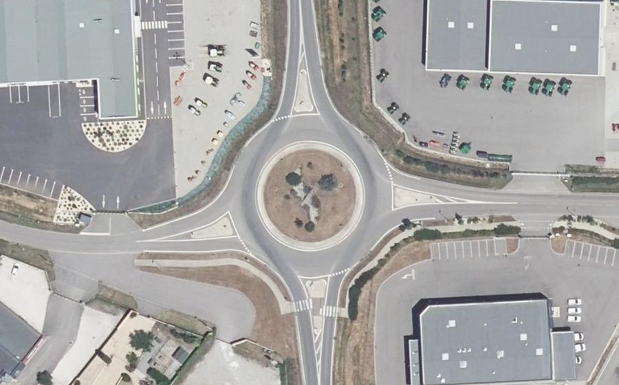 Vue aérienne du Rond-point anonyme n°549160051