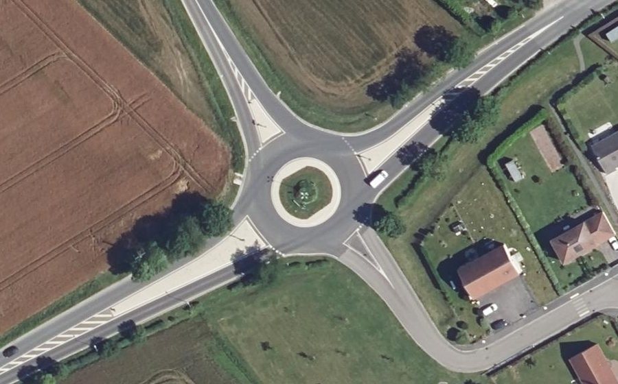 Vue aérienne du Rond-point anonyme n°54961106