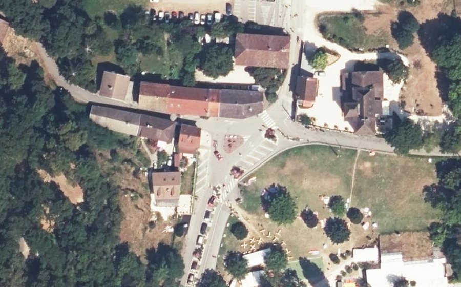 Vue aérienne du Rond-point anonyme n°54961530