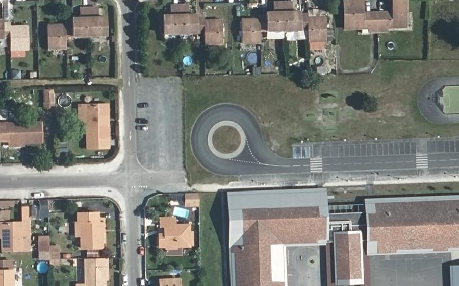 Vue aérienne du Rond-point anonyme n°549822938
