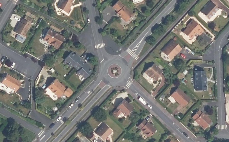 Vue aérienne du Rond-point anonyme n°550390828
