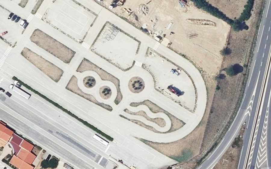 Vue aérienne du Rond-point anonyme n°550499674