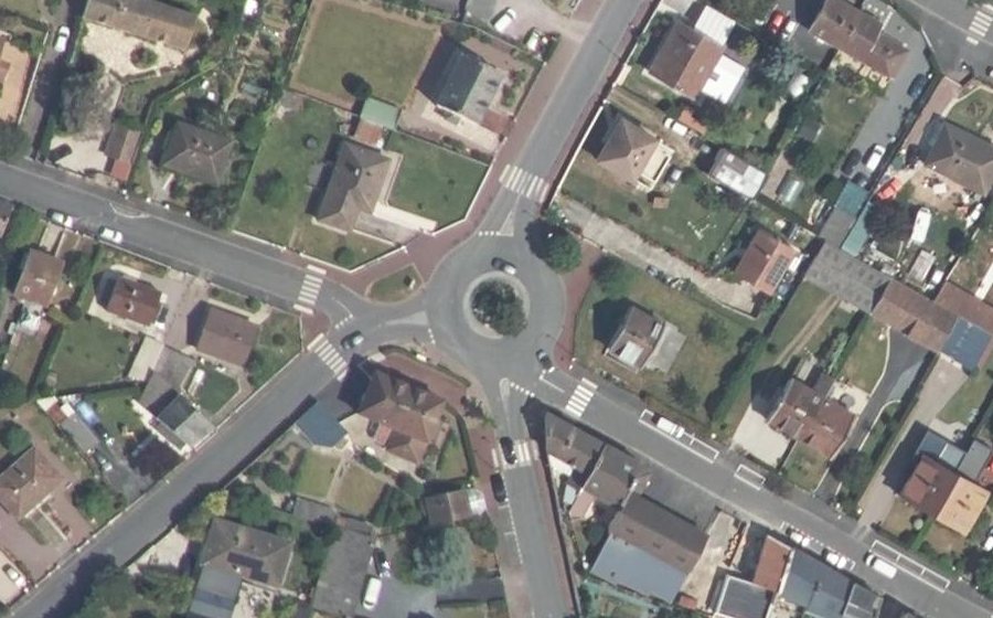 Vue aérienne du Rond-point anonyme n°551092108