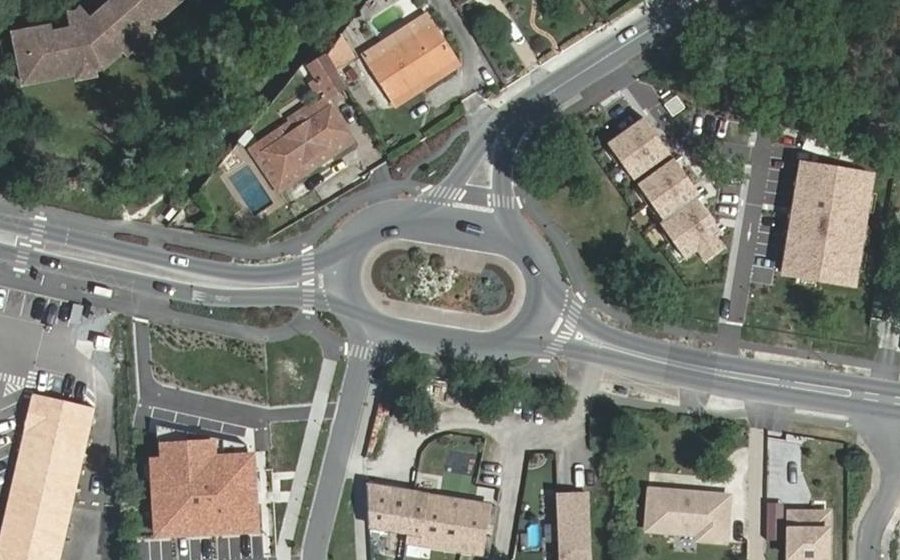 Vue aérienne du Rond-point anonyme n°551333625