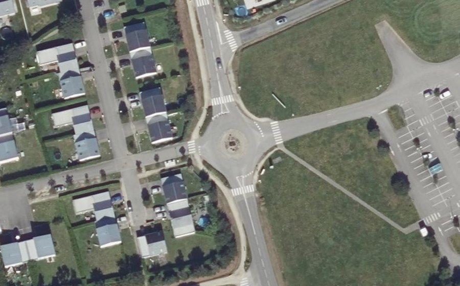 Vue aérienne du Rond-point anonyme n°551343262
