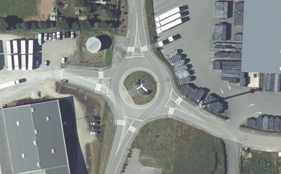 Vue aérienne du Rond-point anonyme n°551394954