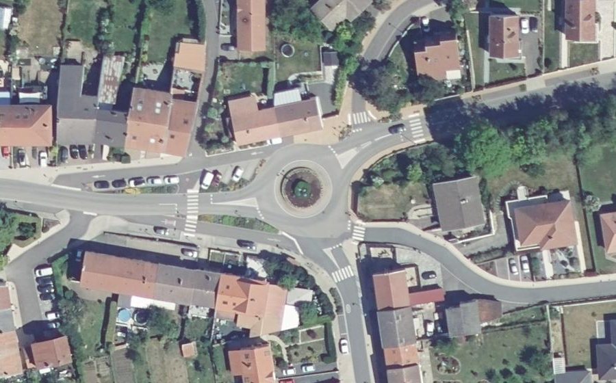 Vue aérienne du Rond-point anonyme n°55159107