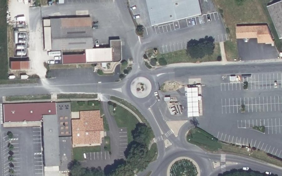 Vue aérienne du Rond-point anonyme n°55167890