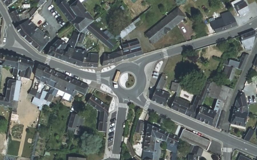 Vue aérienne du Rond-point anonyme n°551679261