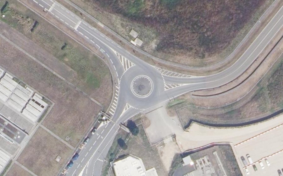 Vue aérienne du Rond-point anonyme n°551680294