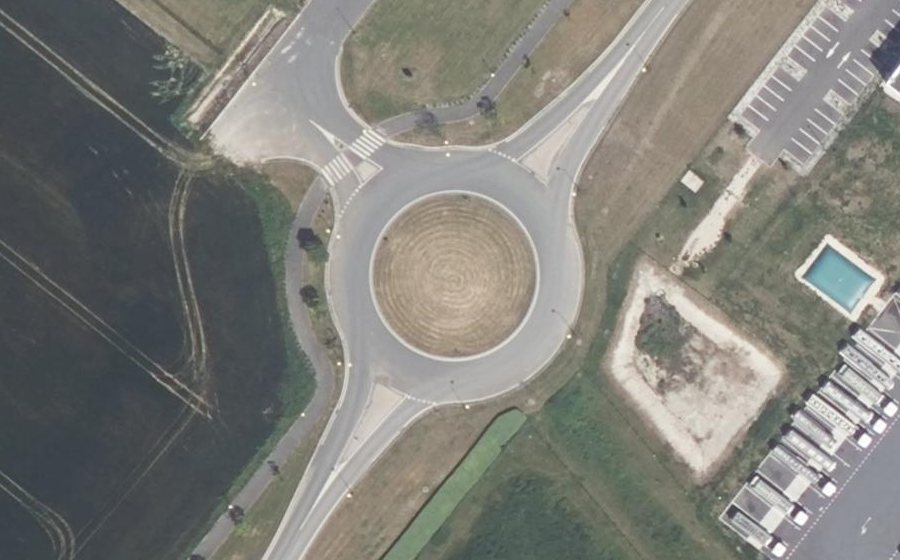 Vue aérienne du Rond-point anonyme n°552782745