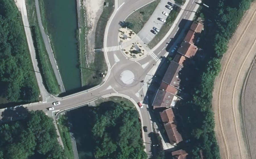 Vue aérienne du Rond-point anonyme n°552839596