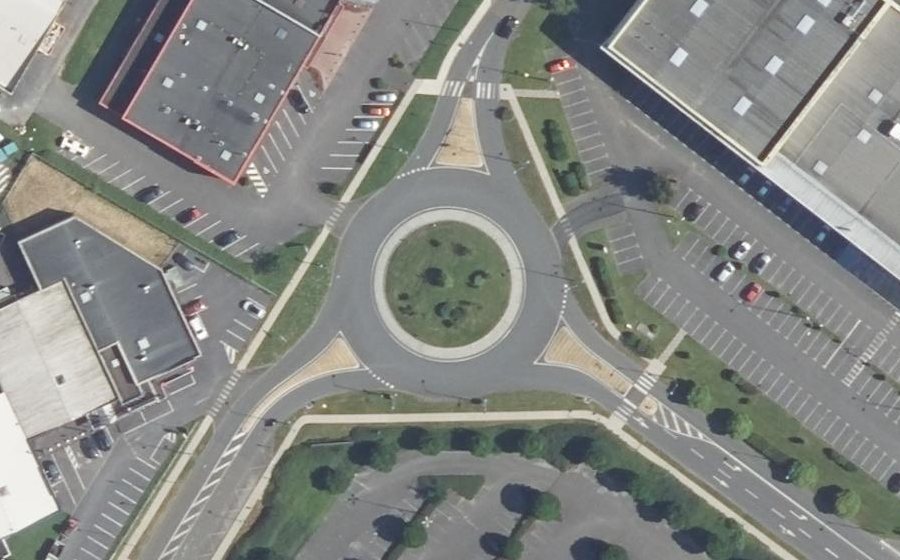 Vue aérienne du Rond-point anonyme n°553068384
