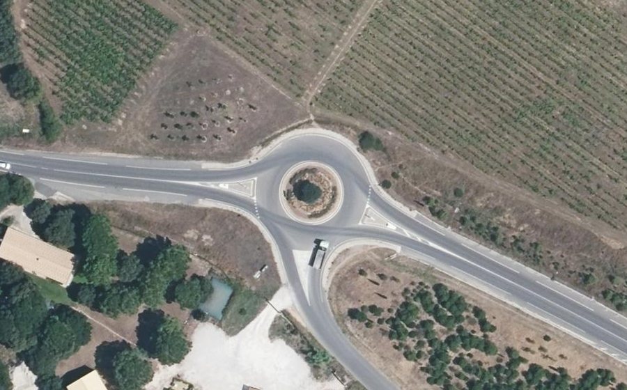 Vue aérienne du Rond-point anonyme n°553379030