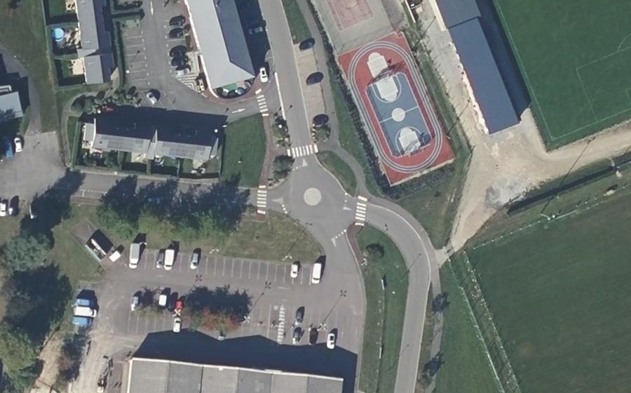 Vue aérienne du Rond-point anonyme n°553714470