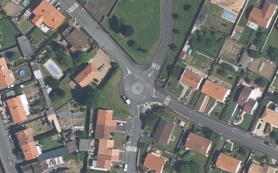 Vue aérienne du Rond-point anonyme n°55374203