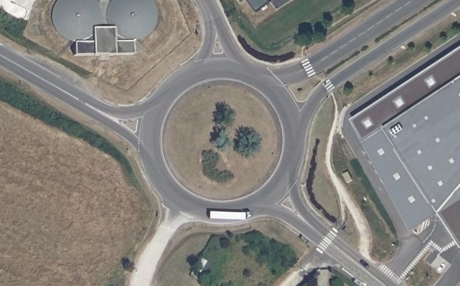 Vue aérienne du Rond-point anonyme n°55385913