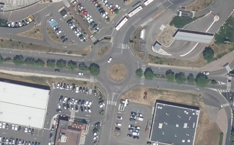Vue aérienne du Rond-point anonyme n°55386327