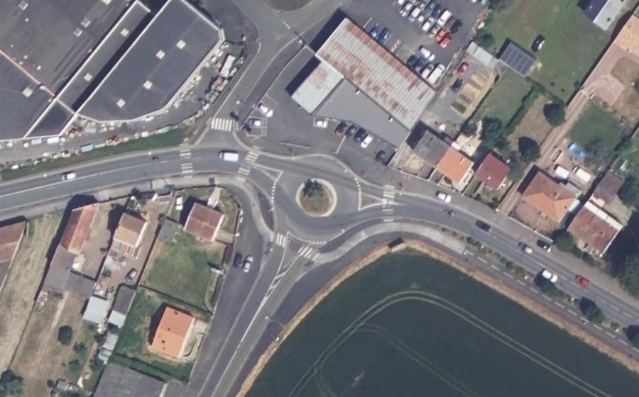 Vue aérienne du Rond-point anonyme n°55389670