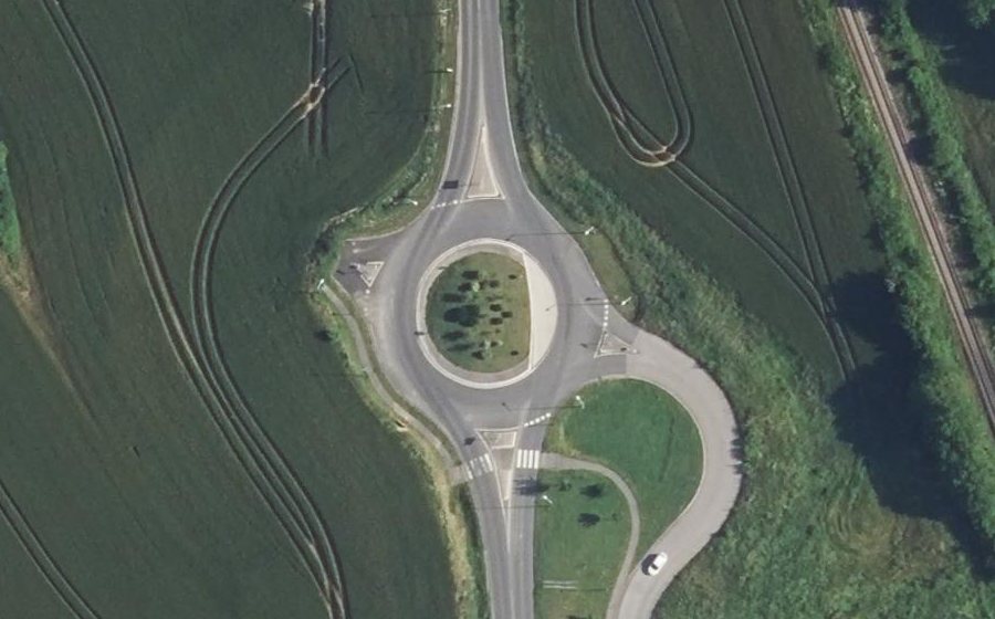 Vue aérienne du Rond-point anonyme n°554361688