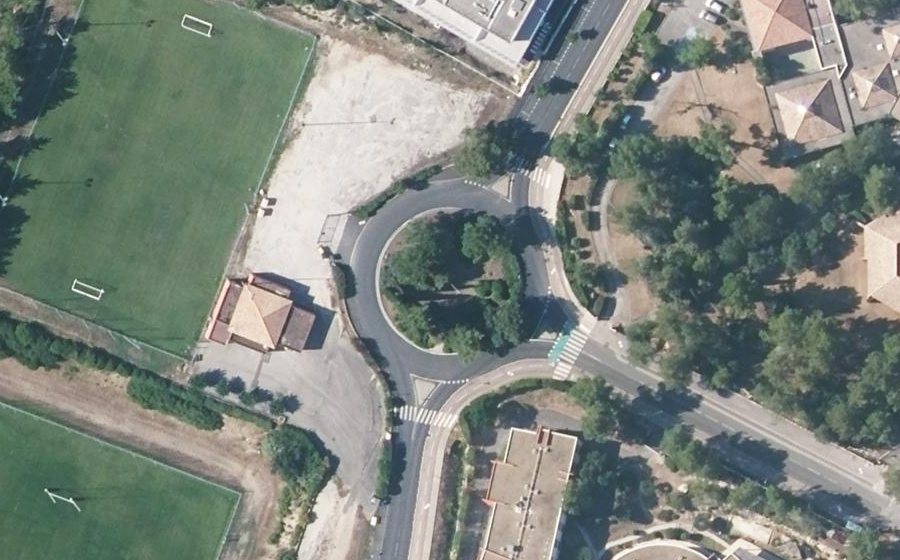 Vue aérienne du Rond-point anonyme n°55445781