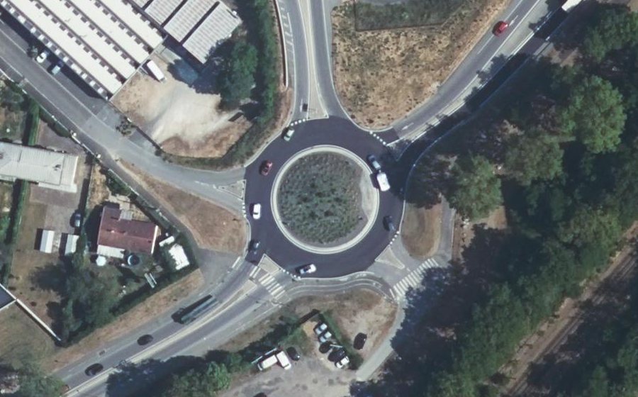 Vue aérienne du Rond-point anonyme n°554640415