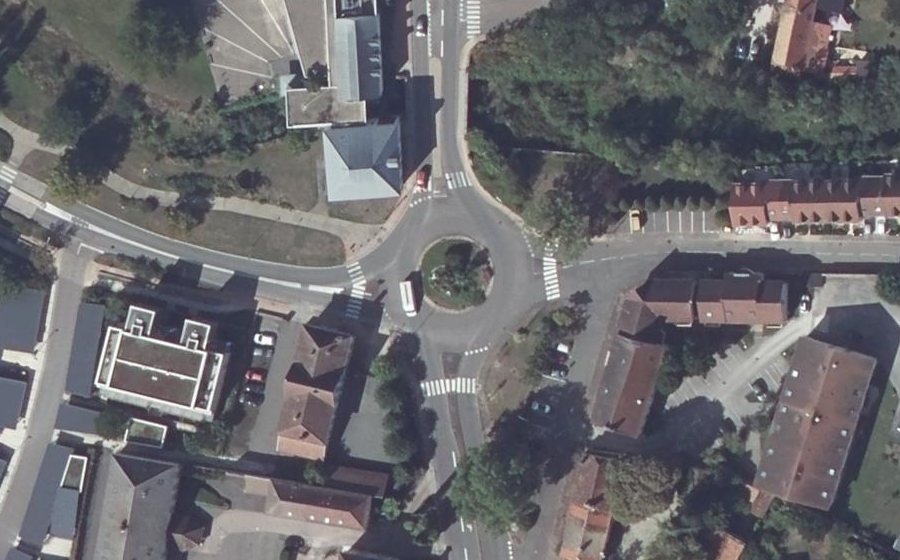 Vue aérienne du Rond-point anonyme n°554658843