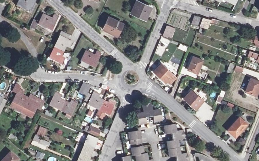 Vue aérienne du Rond-point anonyme n°55476360