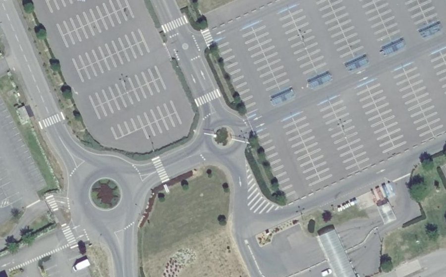 Vue aérienne du Rond-point anonyme n°554942144