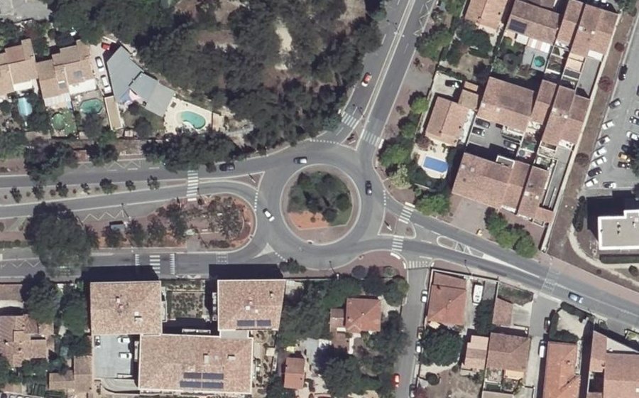 Vue aérienne du Rond-point anonyme n°554950041