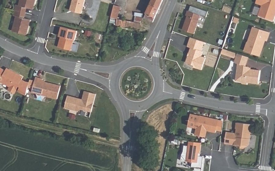 Vue aérienne du Rond-point anonyme n°55506979
