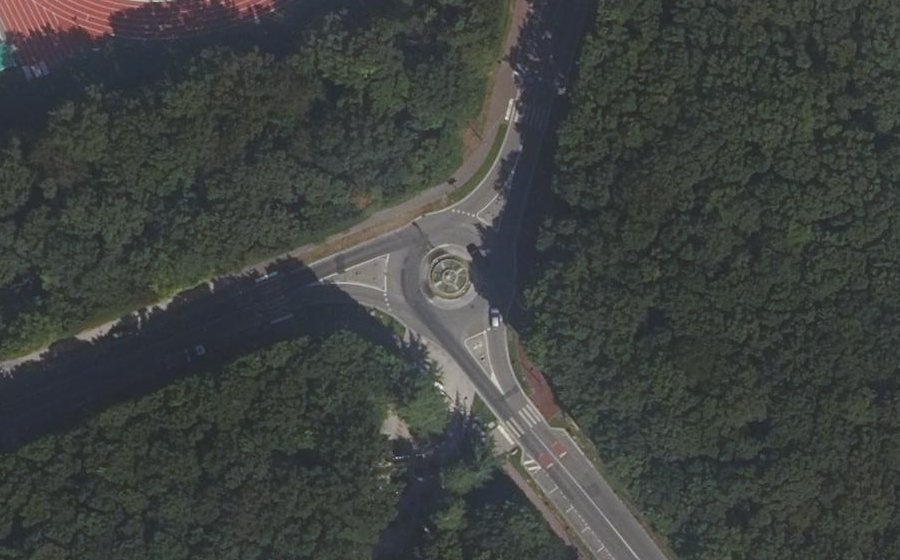 Vue aérienne du Rond-point anonyme n°555168058