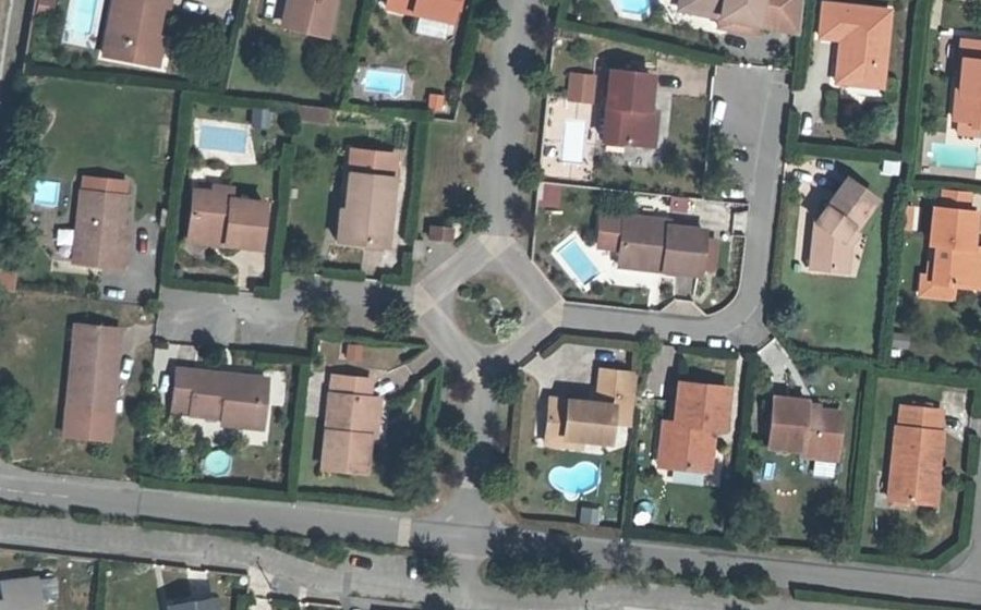 Vue aérienne du Rond-point anonyme n°55530838