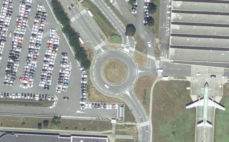 Vue aérienne du Rond-point anonyme n°555844329